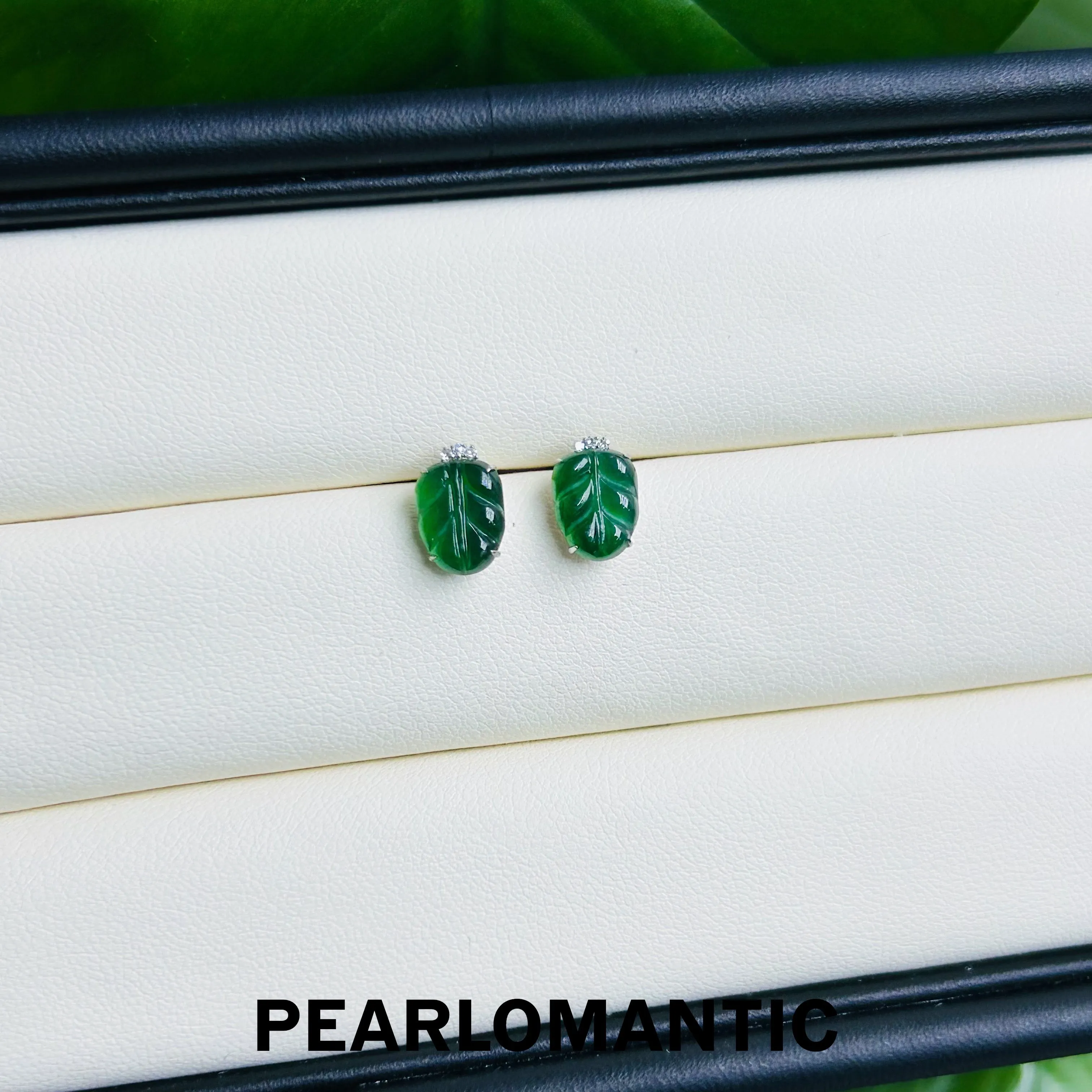 [Fine Jewelry] 18k White Gold & Diamond & Jade Leaf Design Earring Studs