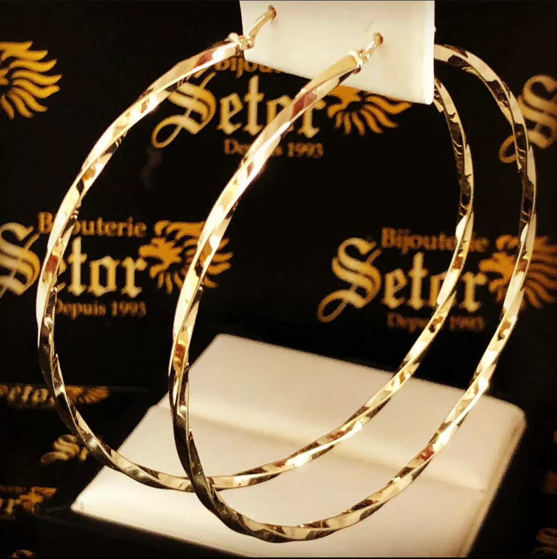 Twist large gold hoops E074